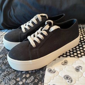 NWOT black Torrid platform shoes